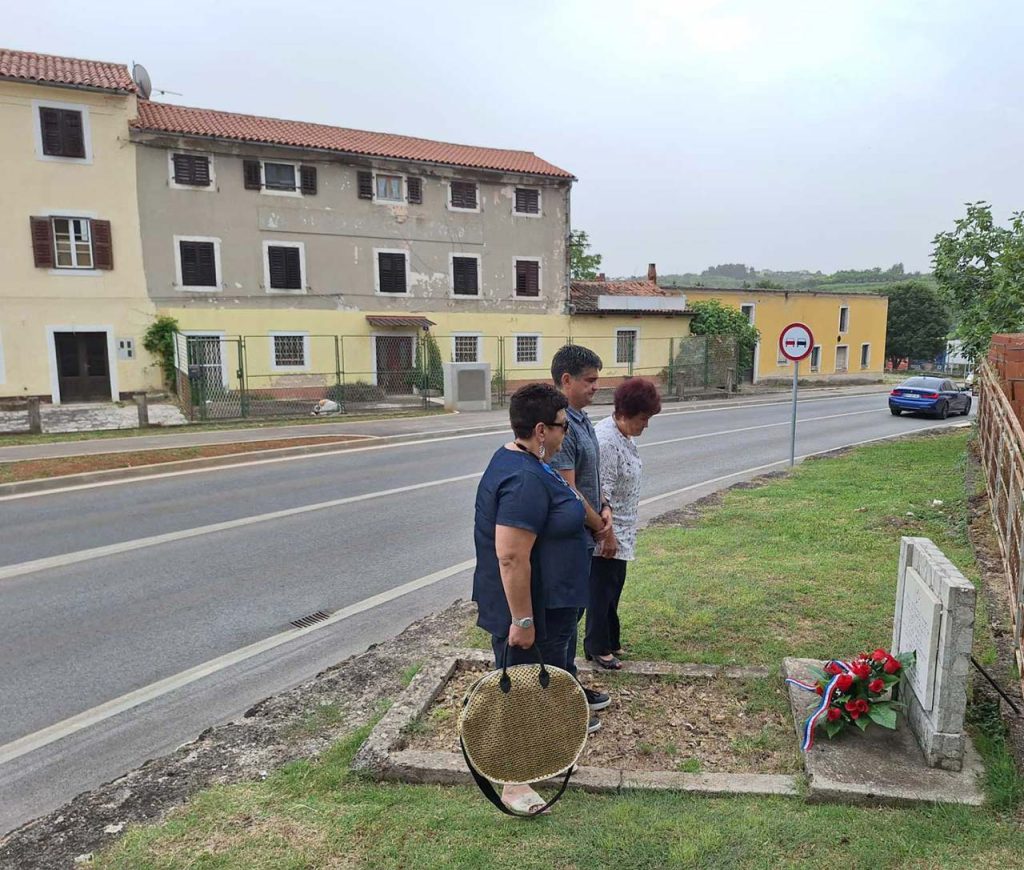 Položeni vijenci kod spomenika antifašizma na području Buja