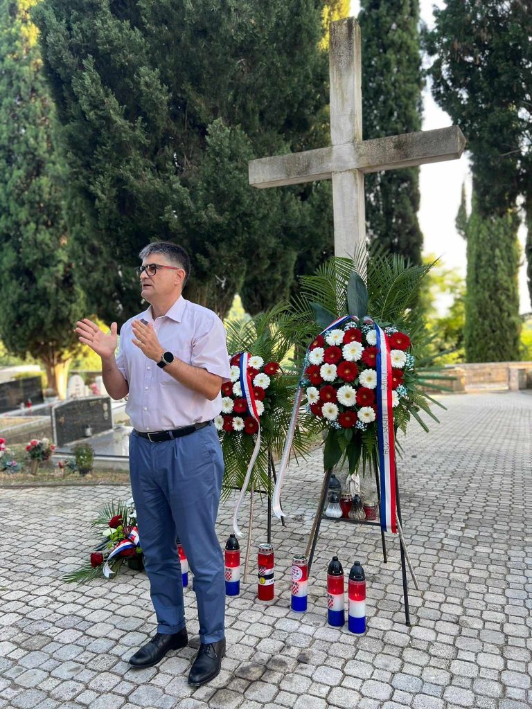 U Bujama su položeni vijenci odajući počast i zahvalnost svim braniteljima koji su svoje živote dali za slobodnu Hrvatsku