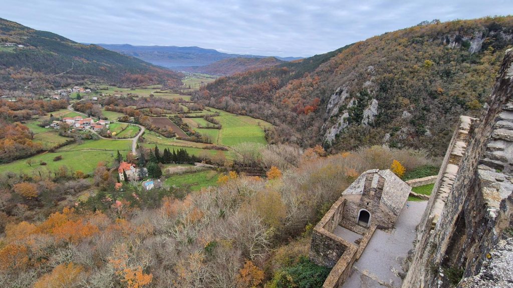 Od Pietrapelose do Zrenja povijesnim cestama i kroz šume pitomih kestena