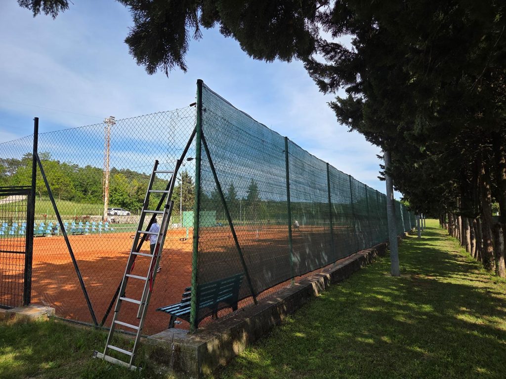 Novi javori i platane uljepšali prostor oko igrališta TK Buje