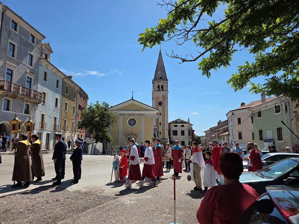 Buježi proslavili blagdan sv. Servula uz svečanu misu i procesiju