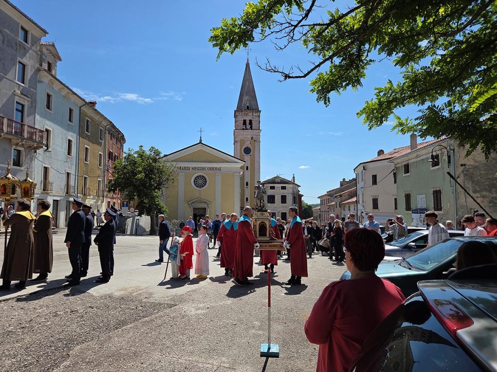 Buježi proslavili blagdan sv. Servula uz svečanu misu i procesiju