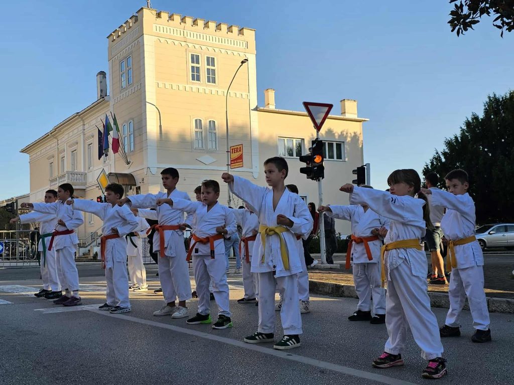 Grad Buje proslavio 119. Dane grožđa uz glazbu, sport, vino i veselje