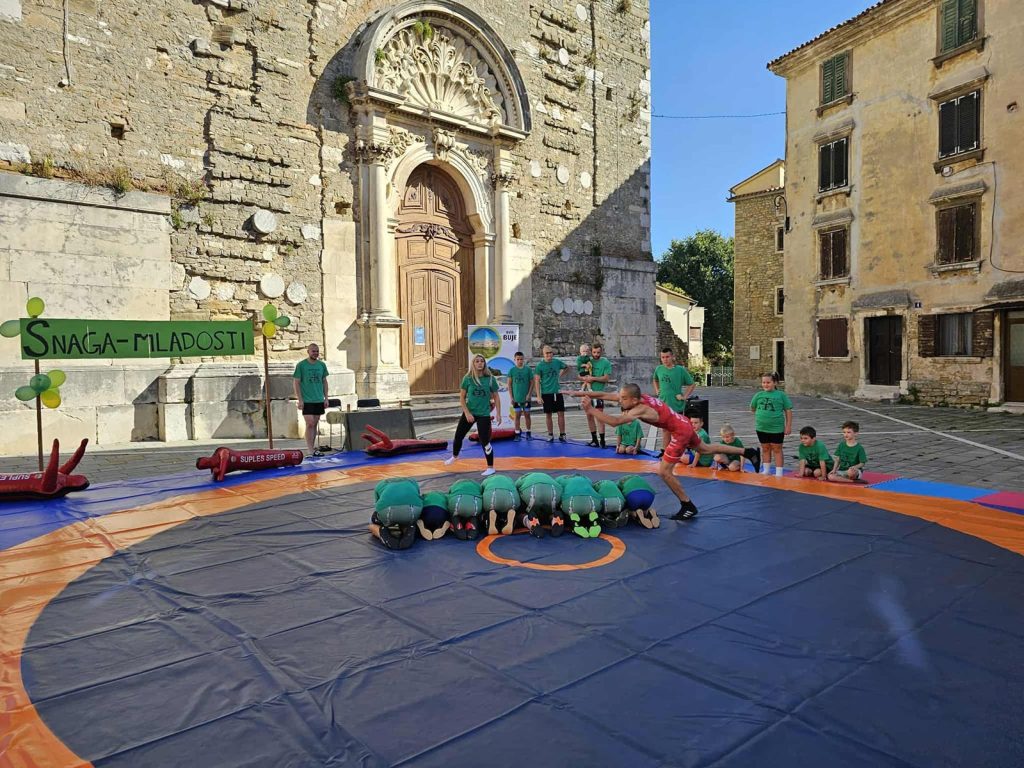 Grad Buje proslavio 119. Dane grožđa uz glazbu, sport, vino i veselje