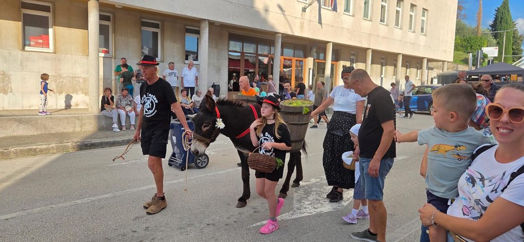 Grad Buje proslavio 119. Dane grožđa uz glazbu, sport, vino i veselje