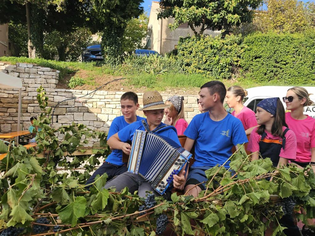 Grad Buje proslavio 119. Dane grožđa uz glazbu, sport, vino i veselje