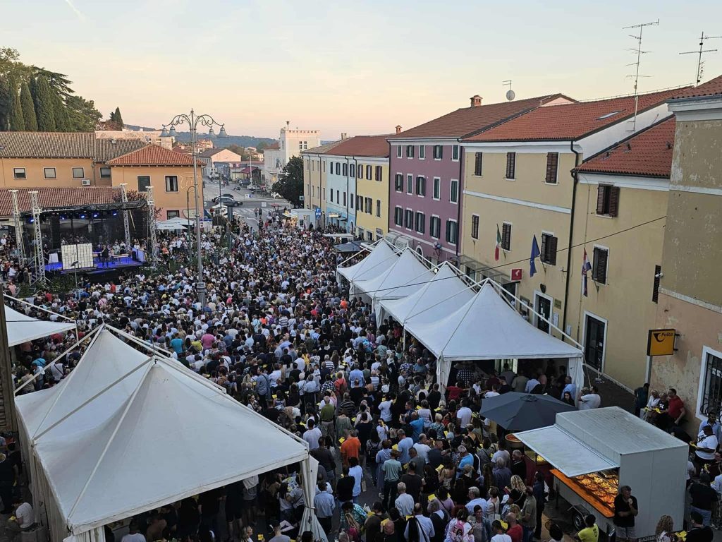 Grad Buje proslavio 119. Dane grožđa uz glazbu, sport, vino i veselje