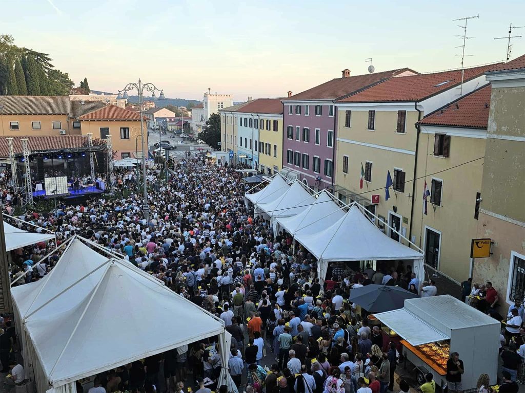 Grad Buje proslavio 119. Dane grožđa uz glazbu, sport, vino i veselje