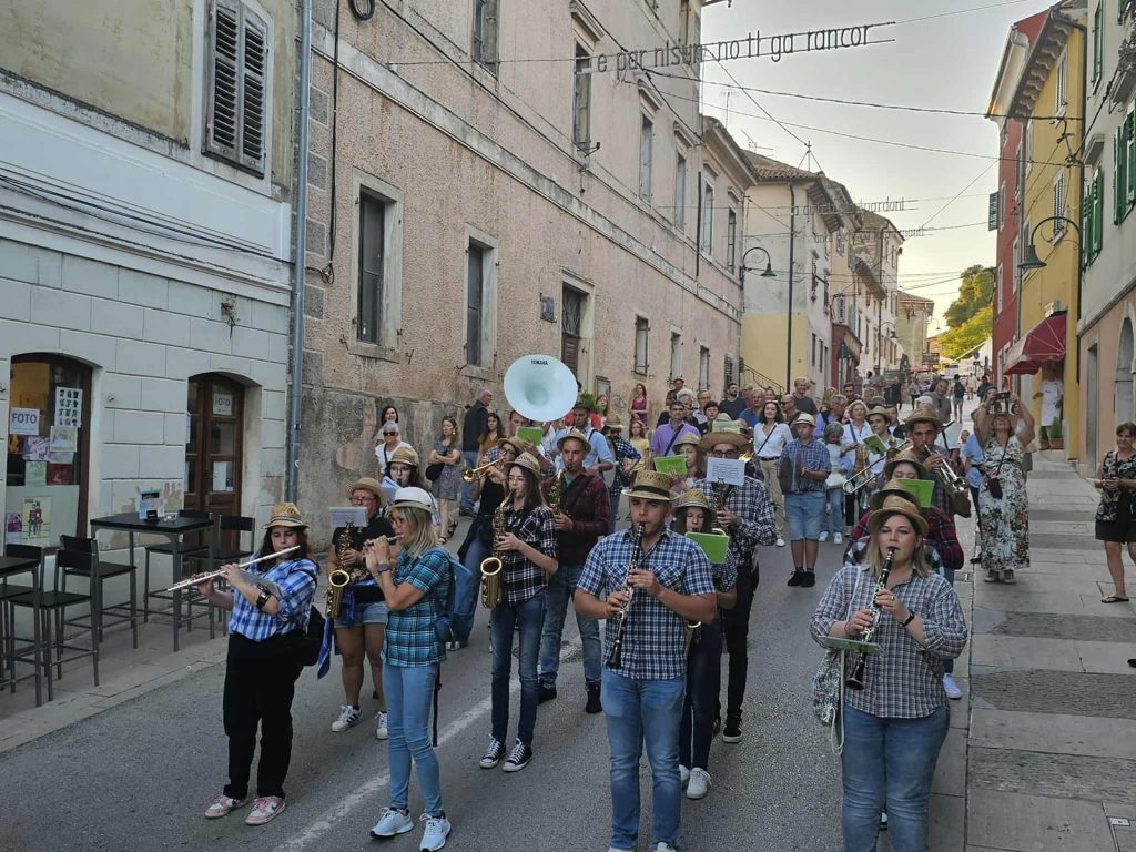Grad Buje proslavio 119. Dane grožđa uz glazbu, sport, vino i veselje