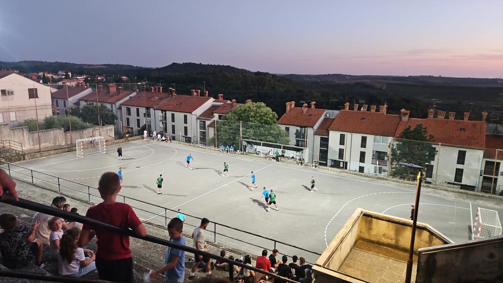 Tornei e dolci fatti in casa hanno attirato molti visitatori a Buie / Turniri i domaće slastice privukli brojne posjetitelje u Bujama