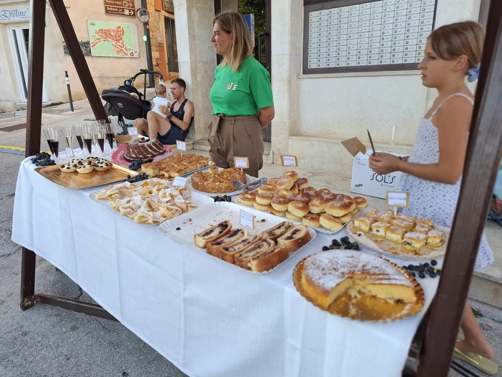 Tornei e dolci fatti in casa hanno attirato molti visitatori a Buie / Turniri i domaće slastice privukli brojne posjetitelje u Bujama