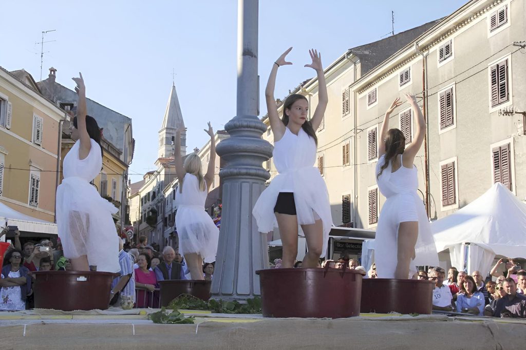 U Bujama se od petka 19. do nedjelje 21. rujna održavaju 119. Dani grožđa – poznata istarska fešta koja okuplja vino, glazbu, kulturu i ljude.