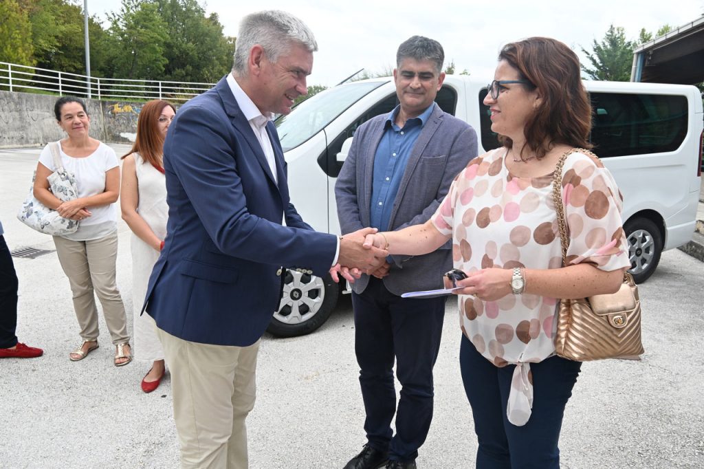 Nova kombi vozila za osnovne škole u Bujama