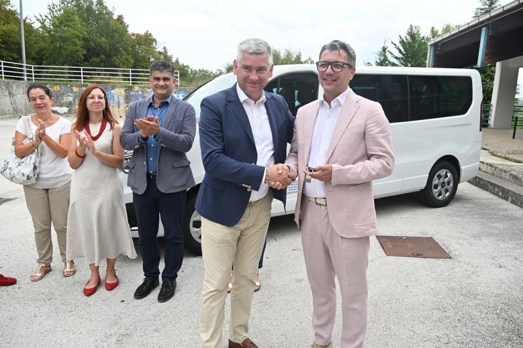 Nova kombi vozila za osnovne škole u Bujama