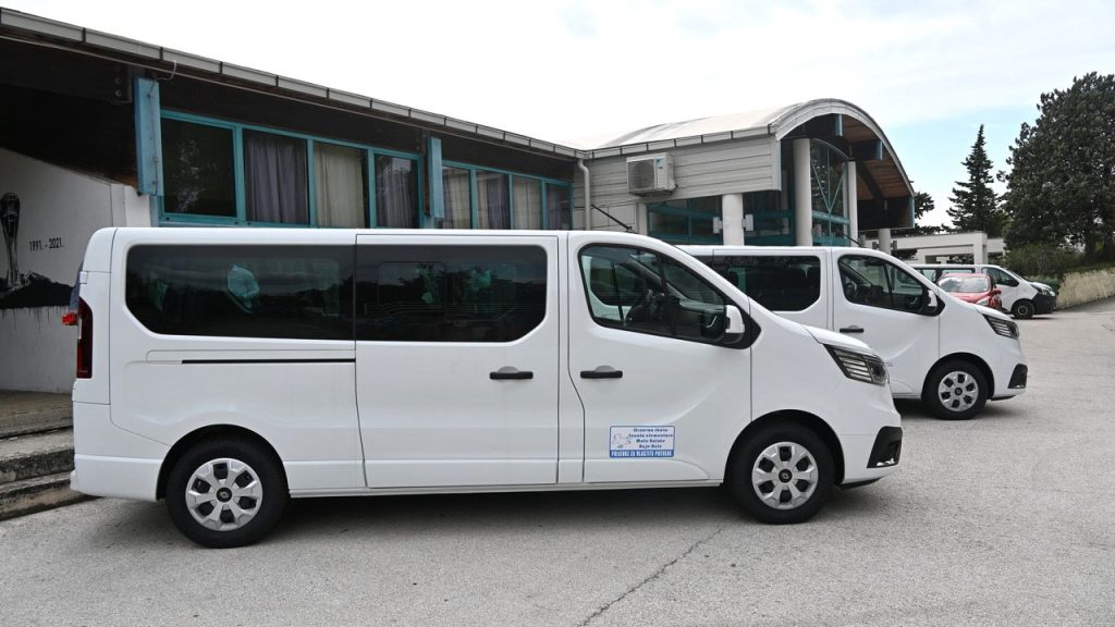 Nova kombi vozila za osnovne škole u Bujama