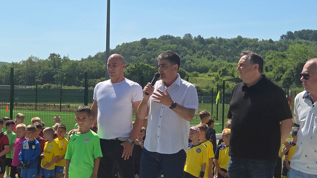 Novo igralište s umjetnom travom otvorilo vrata budućnosti bujskog nogometa