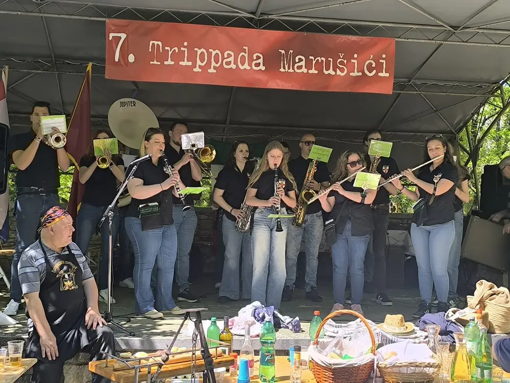 Tripada u Marušićima okupila je 17 ekipa iz četiri države. Natjecanje u kuhanju tripica u Gornjoj Bujštini čuva tradiciju i privlači posjetitelje