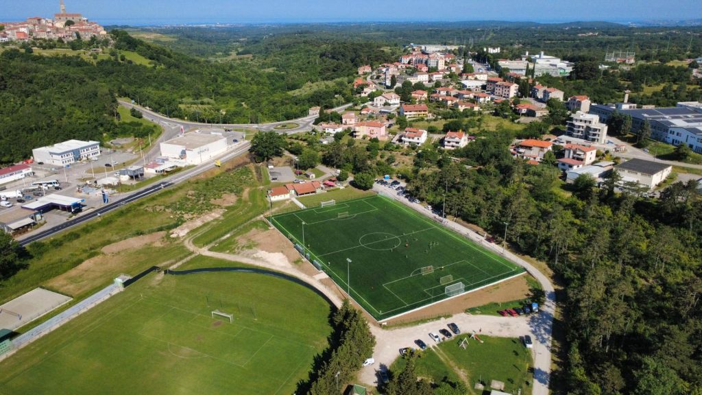 Novo igralište s umjetnom travom otvorilo vrata budućnosti bujskog nogometa