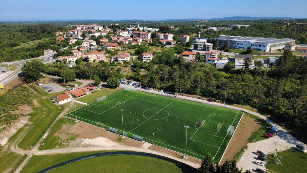 Novo igralište s umjetnom travom otvorilo vrata budućnosti bujskog nogometa