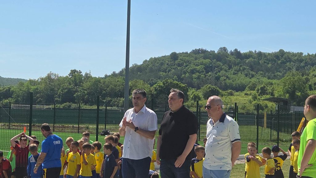 Novo igralište s umjetnom travom otvorilo vrata budućnosti bujskog nogometa