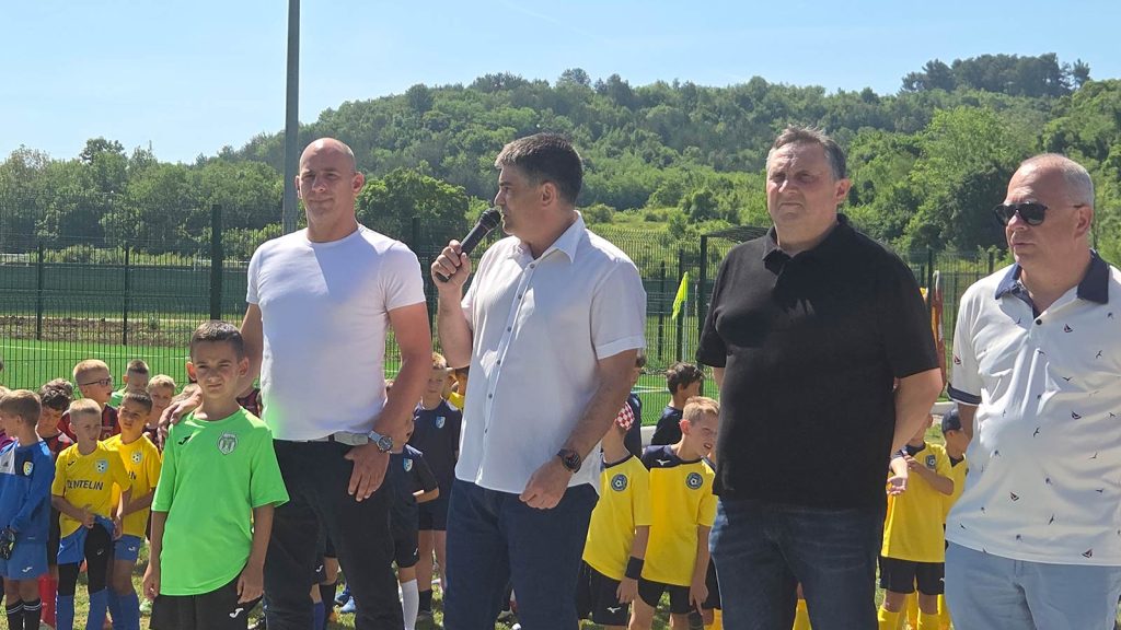 Novo igralište s umjetnom travom otvorilo vrata budućnosti bujskog nogometa